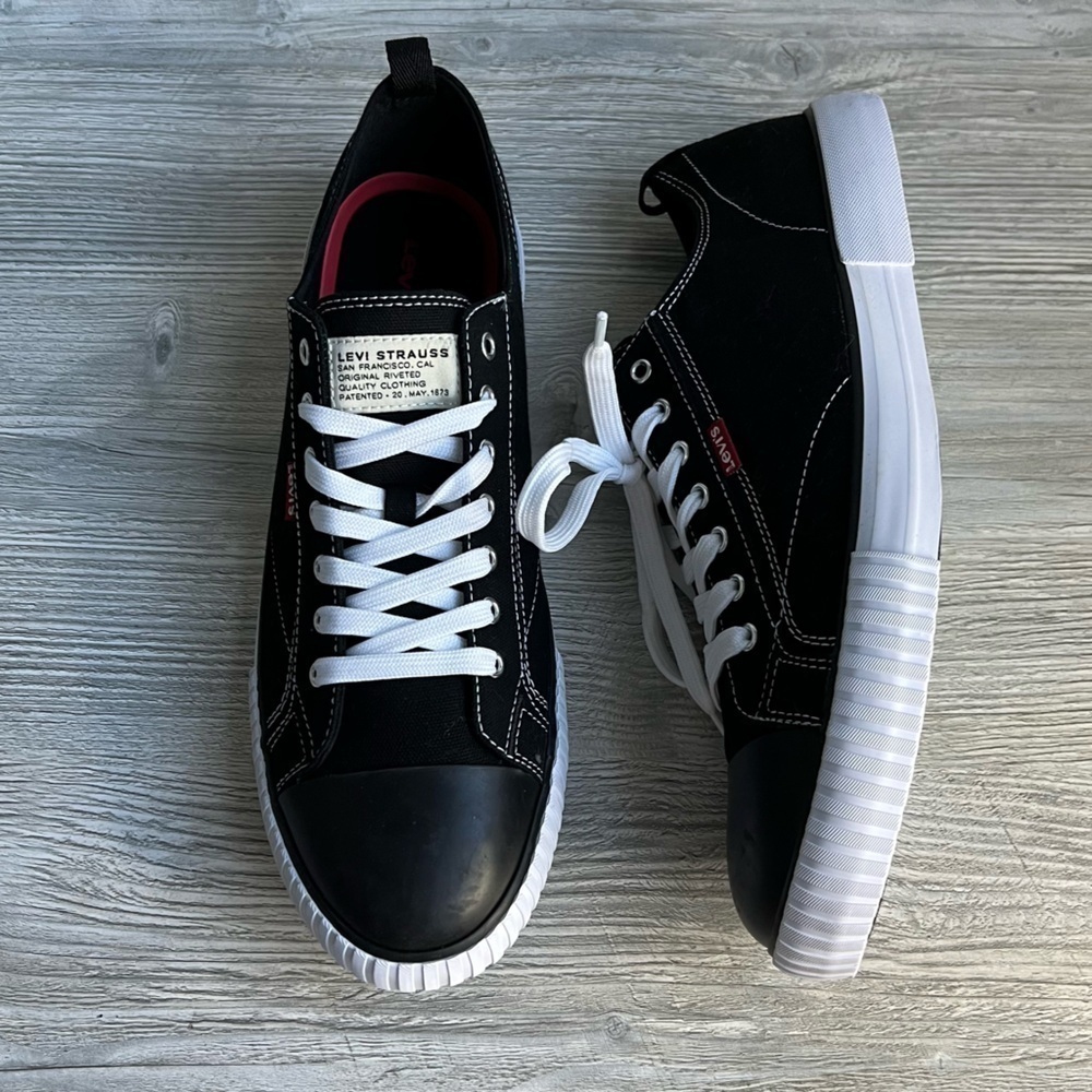 New Levi’s Anikin lace up canvas sneakers size 13